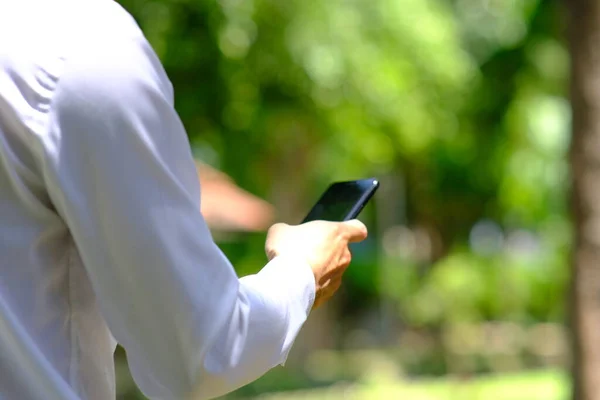 Affärsman Använder Smartphone Och Arbeta Online Parken — Stockfoto