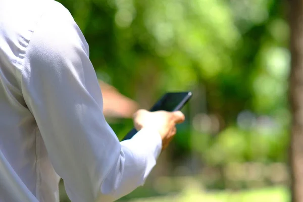 Geschäftsmann Nutzt Smartphone Und Arbeitet Online Park — Stockfoto