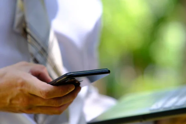 Geschäftsmann Nutzt Smartphone Und Arbeitet Online Park — Stockfoto