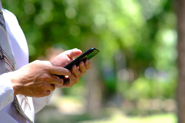 Affärsman Använder Smartphone Och Arbeta Online Parken — Stockfoto