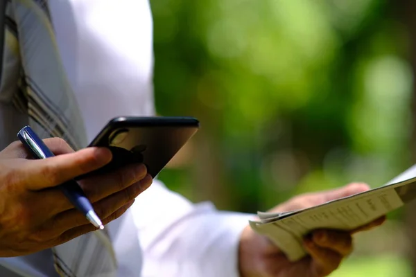 Affärsman Som Använder Smarttelefon Och Affärsmän Använder Teknik Koncept — Stockfoto