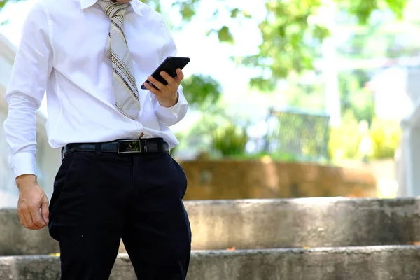 Geschäftsmann Nutzt Smartphone Und Arbeitet Online Park — Stockfoto