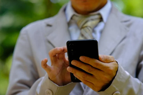 Geschäftsmann Mit Smartphone Und Geschäftsleute Nutzen Technologiekonzept — Stockfoto