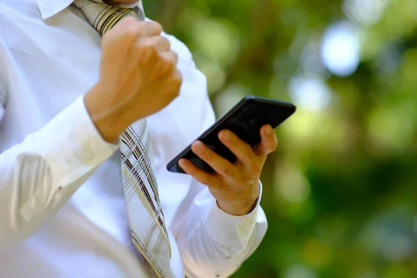 Geschäftsmann Mit Smartphone Und Geschäftsleute Nutzen Technologiekonzept — Stockfoto