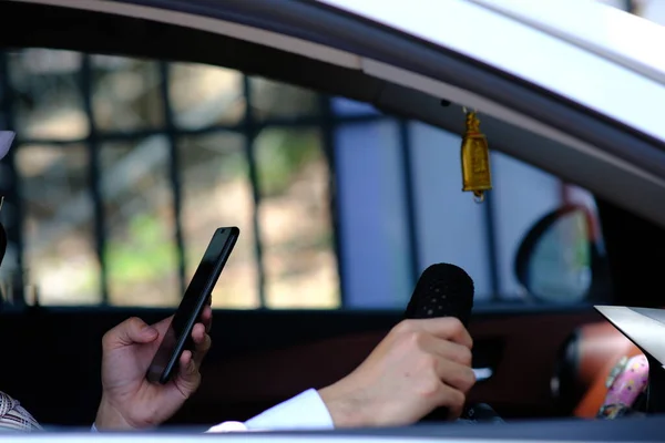 Zakenman Met Behulp Van Zijn Telefoon Tijdens Het Reizen Rijden — Stockfoto