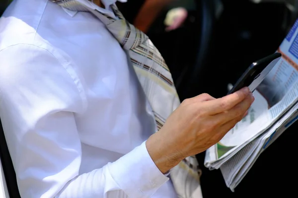 Affärsman Med Hjälp Smartphone Och Läsa Affärsnyheter — Stockfoto