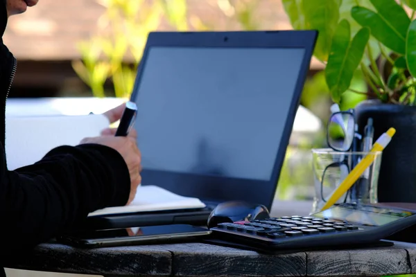 Geschäftsmann Mit Smartphone Und Laptop — Stockfoto