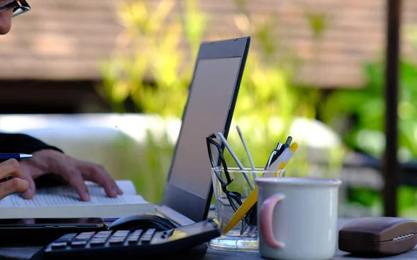 Okostelefont Laptopot Használó Üzletember — Stock Fotó