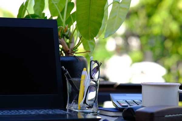 Geschäftsmann Hand Arbeitet Laptop Und Arbeitete Hause Konzept — Stockfoto