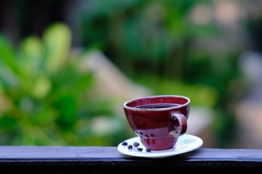 kahve fincanı ve kahve çekirdekleri ahşap masa ve alan üzerinde