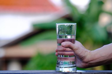 Ahşap masa arkaplanına ve alana içme suyu dökülüyor