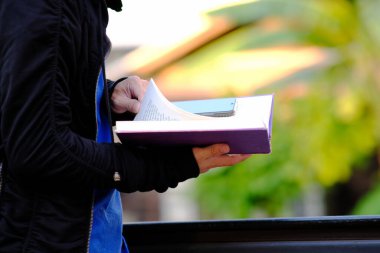 Akıllı telefon kullanan iş adamı ve iş adamları teknoloji kavramını kullanıyor