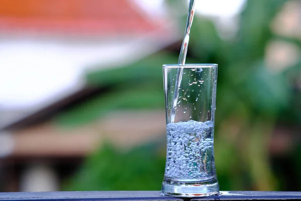 Verter Agua Potable Sobre Fondo Espacio Mesa Madera —  Fotos de Stock