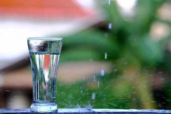 Gießen Von Trinkwasser Auf Holz Tisch Hintergrund Und Raum — Stockfoto