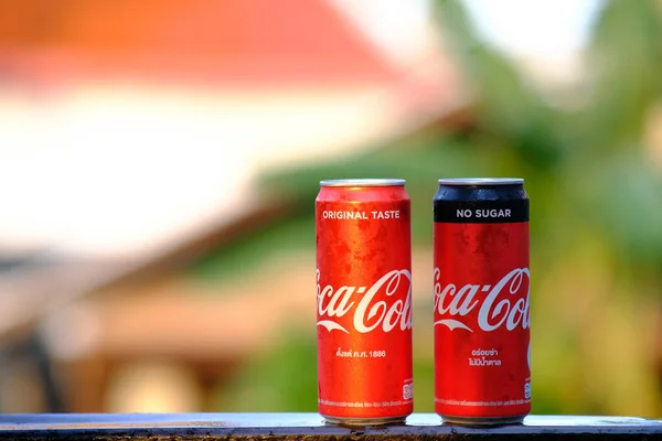 Hand Holding Red Soda Can —  Fotos de Stock