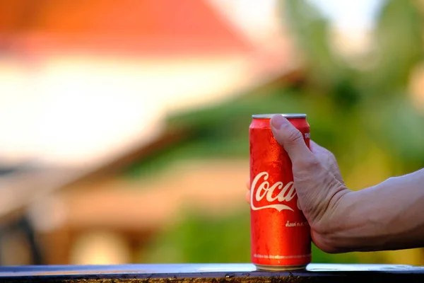 Hand Holding Red Soda Can —  Fotos de Stock