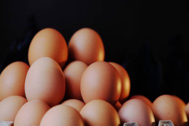 Yumurtayı ahşap masa arka planına ve alana kapat