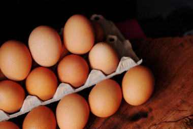 Yumurtayı ahşap masa arka planına ve alana kapat