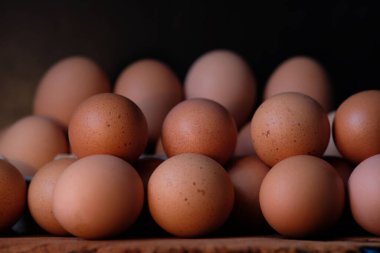 Yumurtayı ahşap masa arka planına ve alana kapat