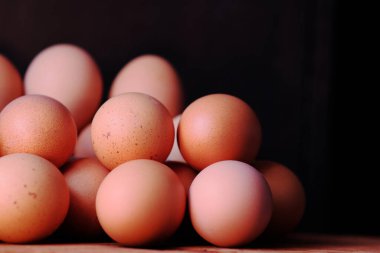 Yumurtayı ahşap masa arka planına ve alana kapat