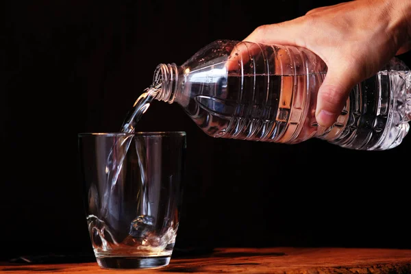 Aufbereitetes Frisches Trinkwasser Aus Der Flasche Auf Holztheke Und Platz — Stockfoto