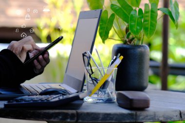 Akıllı telefon kullanan iş adamı ve iş adamları teknoloji kavramını kullanıyor