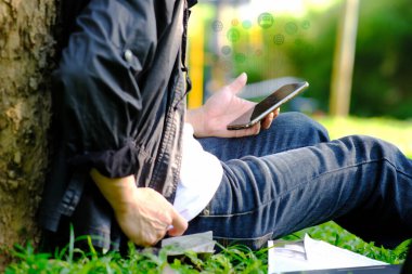 İş adamı dizüstü bilgisayar kullanıyor ve iş adamları teknoloji kavramını kullanıyor