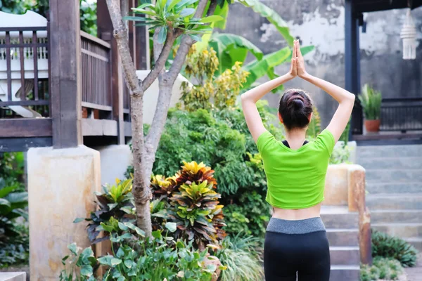 Giovane Donna Che Esercizi Yoga Casa — Foto Stock