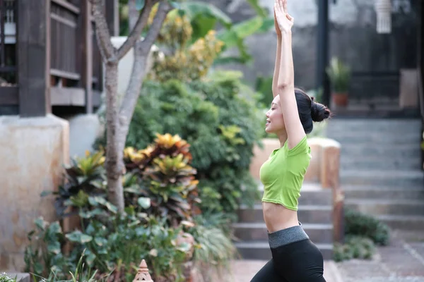 Giovane Donna Che Esercizi Yoga Casa — Foto Stock