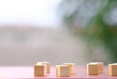 İş simgesi ve ahşap kalıplı arka plan için ahşap küp, iş fikri kavramı