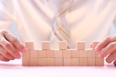 İş simgesi ve ahşap kalıplı arka plan için ahşap küp, iş fikri kavramı