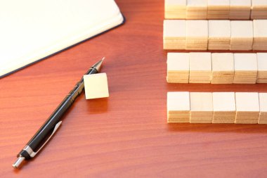 İş simgesi ve ahşap kalıplı arka plan için ahşap küp, iş fikri kavramı