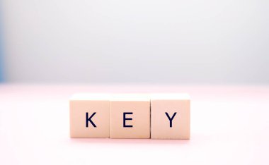 İş simgeleri ahşap küp şekli ve iş fikri üzerine