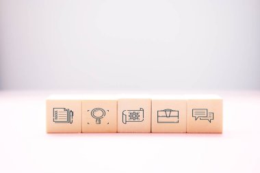 İş simgeleri ahşap küp şekli ve iş fikri üzerine