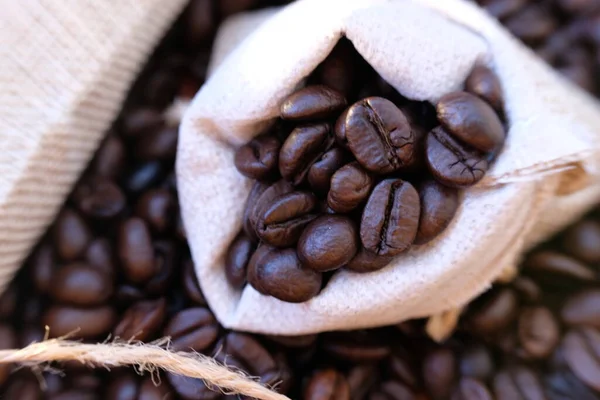 コーヒー豆とマクロコーヒー豆を木のテーブルの上に閉じ込め — ストック写真