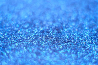 Işıklar sönmüş, arka planda parlayan klasik ışıklar. Noel ve Yeni Yıl Ziyafeti Bokeh arka planı