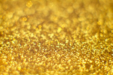 Soyut altın arkaplan. Işıklar sönmüş, arka planda parlayan klasik ışıklar. Noel ve Yeni Yıl Ziyafeti Bokeh arka planı