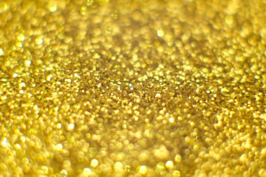 Soyut altın arkaplan. Işıklar sönmüş, arka planda parlayan klasik ışıklar. Noel ve Yeni Yıl Ziyafeti Bokeh arka planı