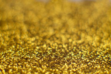 Soyut altın arkaplan. Işıklar sönmüş, arka planda parlayan klasik ışıklar. Noel ve Yeni Yıl Ziyafeti Bokeh arka planı