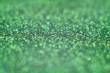 Soyut yeşil arka plan, kabarcıklar ve pırıl pırıl sevgililer günü, olay romantik bir zemin yakıyor. Bulanık soyut tatil arka planı