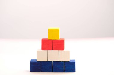 Ahşap küpler merdiven gibi istiflenir. İş konsepti büyüme süreci ve masa arkası ve takım çalışması konseptine iş kelimesi