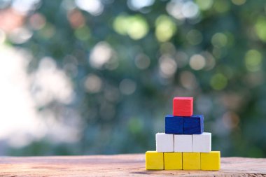 Ahşap küpler merdiven gibi istiflenir. İş konsepti büyüme süreci ve masa arkası ve takım çalışması konseptine iş kelimesi