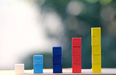 Ahşap küpler merdiven gibi istiflenir. İş konsepti büyüme süreci ve masa arkası ve takım çalışması konseptine iş kelimesi