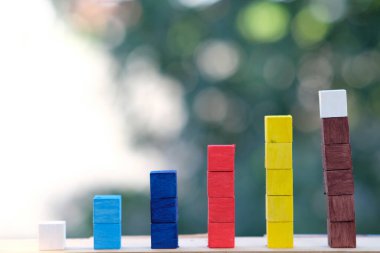 Masa arkasındaki tahta küp bloğu ve iş konsepti büyüme süreci ve iş dünyasındaki olumlu göstergelerin artması planlanıyor