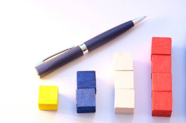 Masa arkasındaki tahta küp bloğu ve iş konsepti büyüme süreci ve iş dünyasındaki olumlu göstergelerin artması planlanıyor