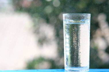 Ahşap tezgah arka plan ve alana içme suyu dökülüyor