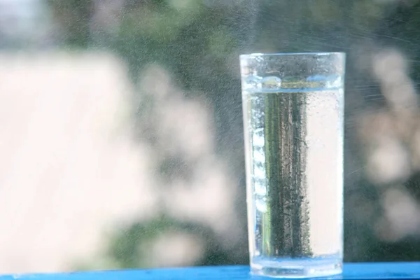 Verter Agua Potable Sobre Fondo Espacio Del Mostrador Madera —  Fotos de Stock