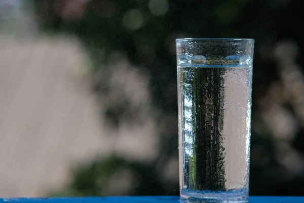 Gießen Trinkwasser Auf Holz Theke Hintergrund Und Raum — Stockfoto