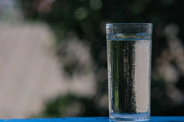 Versando Acqua Potabile Fondo Spazio Del Bancone Legno — Foto Stock