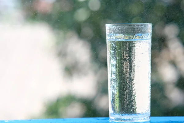 Nalévání Pitné Vody Dřevo Pult Pozadí Prostor — Stock fotografie